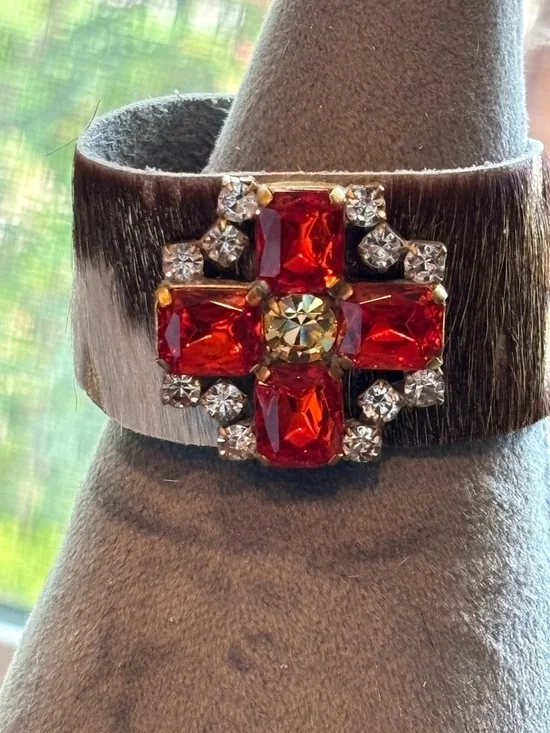 Handmade cowhide bracelet with Crystal repurposed brooch! One of a kind! - Picture 8 of 12